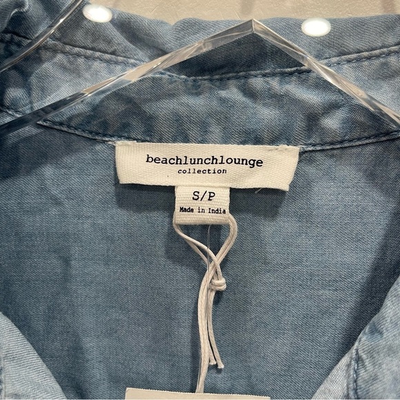 BeachLunchLounge Harlow Denim Shirt Medium Wash Frayed Trim Size Small - Picture 4 of 13